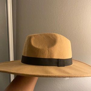 Tan windsor hat
